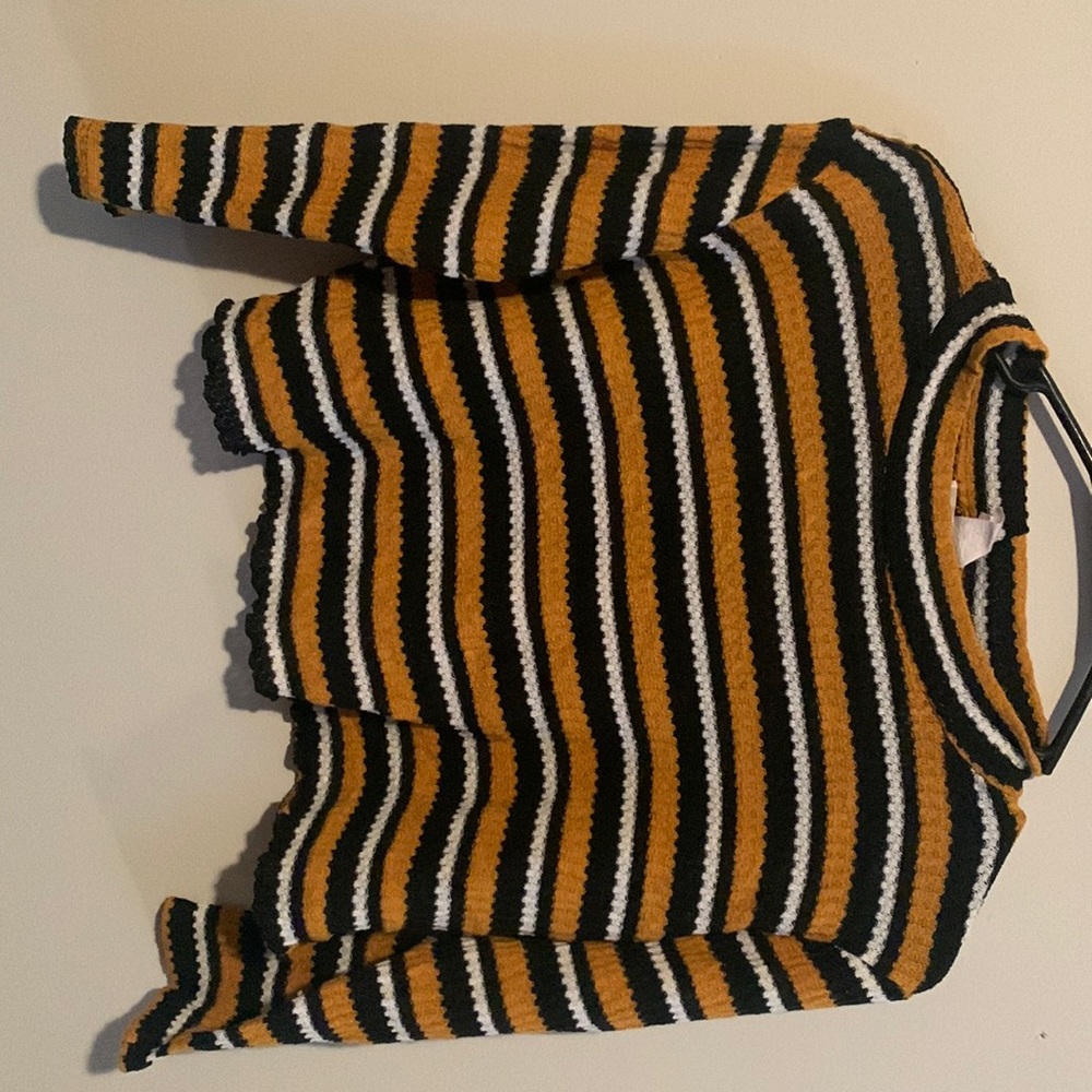 a thin knits sweater, gently used, a little stretchy. It is a cropped sweater